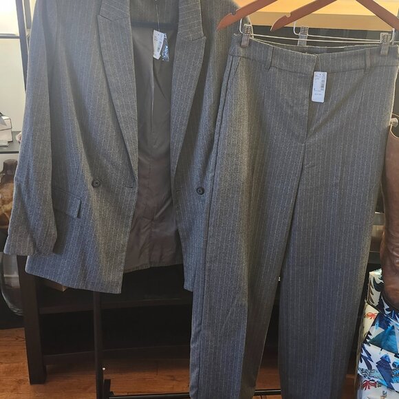 Gray Suit - Picture 4 of 7